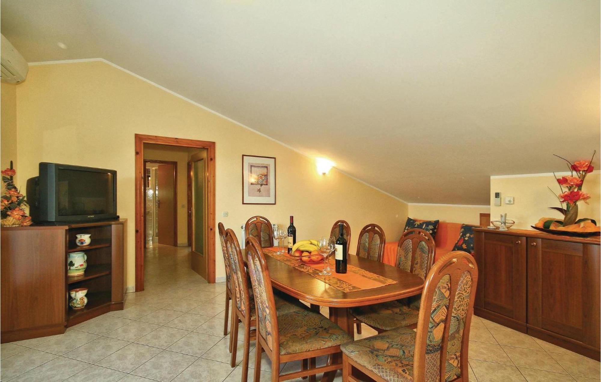 3 Bedroom Gorgeous Apartment In Пореч Экстерьер фото